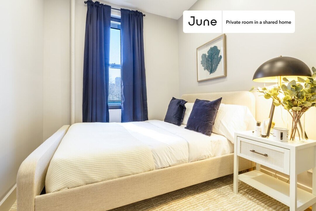 Private bedroom in 4 bed/2 bath Home in New York, NY - Building Photo