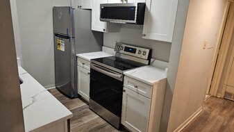 8501 Barrington Ct in West Springfield, VA - Building Photo