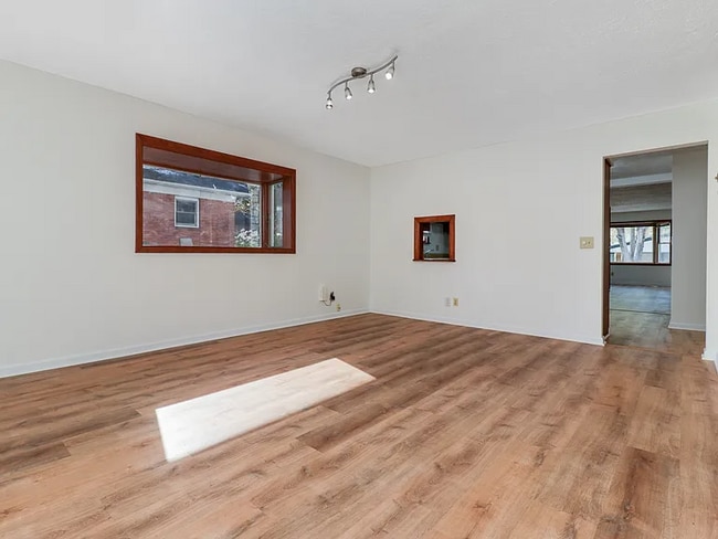 property at 913 S Linden St