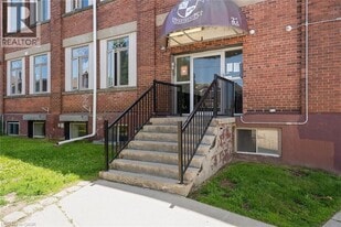 27 Bridge St in Brantford, ON - Building Photo