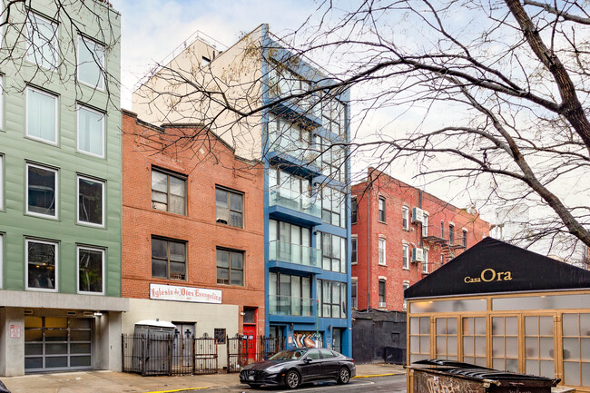 143 Meserole St in Brooklyn, NY - Foto de edificio - Building Photo