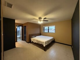 6259 NW 171st St in Hialeah, FL - Building Photo