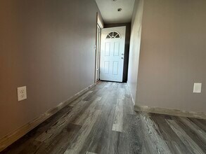 388 Newcomb Rd, Unit Apartment-B in North Kingstown, RI - Building Photo - Building Photo