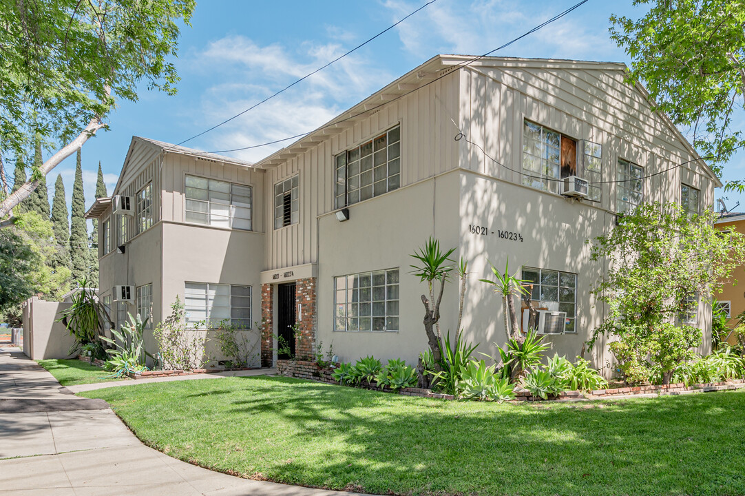 16021 Victory Blvd in Van Nuys, CA - Building Photo