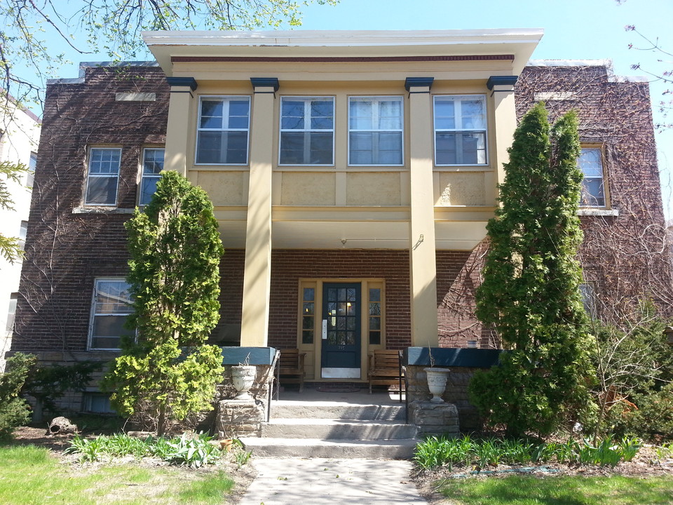 715 University Ave SE in Minneapolis, MN - Foto de edificio