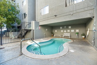 Victory Apartments in North Hollywood, CA - Foto de edificio - Building Photo