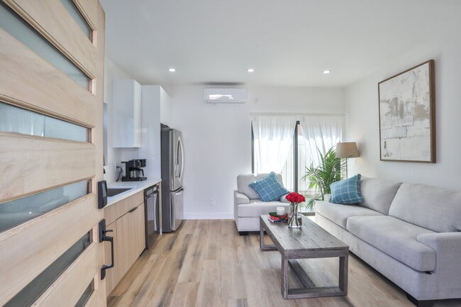 111 E 67th Way in Long Beach, CA - Building Photo - Building Photo