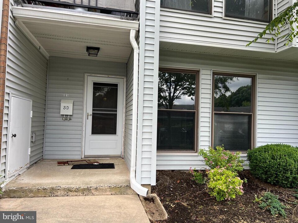 3D-33D Twin Rivers Dr in East Windsor, NJ - Foto de edificio