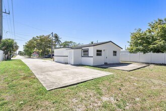 105 NW 7th Ct in Deerfield Beach, FL - Building Photo - Building Photo