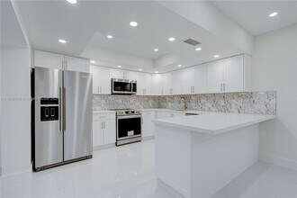 10722 SW 77th Ave in Pinecrest, FL - Foto de edificio - Building Photo