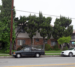 Lindley Courtyard Apartments in Northridge, CA - Building Photo - Building Photo