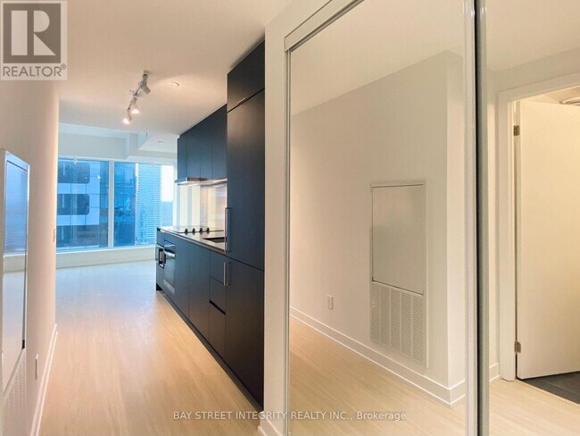 8-3708 Wellesley St W in Toronto, ON - Building Photo - Building Photo