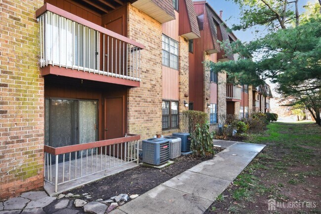 111 Keystone Ct in Woodbridge, NJ - Building Photo - Building Photo