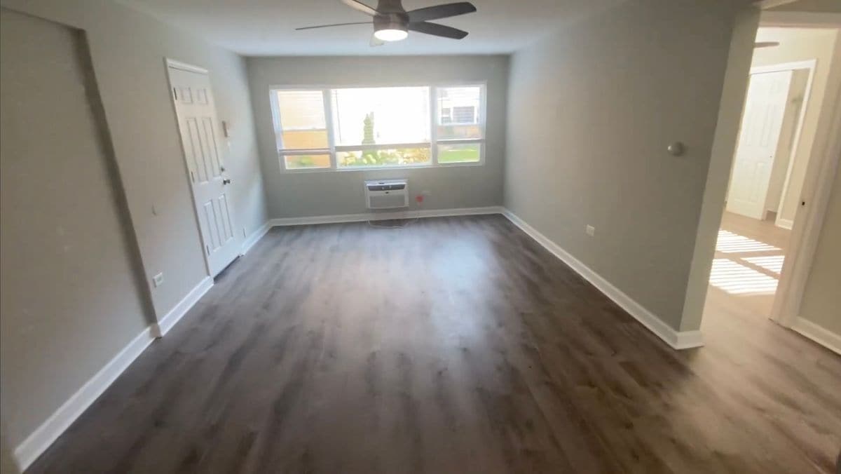 1321 W Sherwin Ave in Chicago, IL - Building Photo