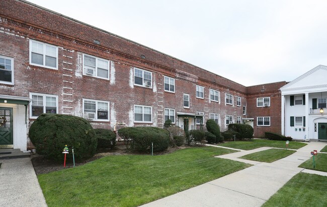 70 Lincoln Ave in Rockville Centre, NY - Building Photo - Building Photo