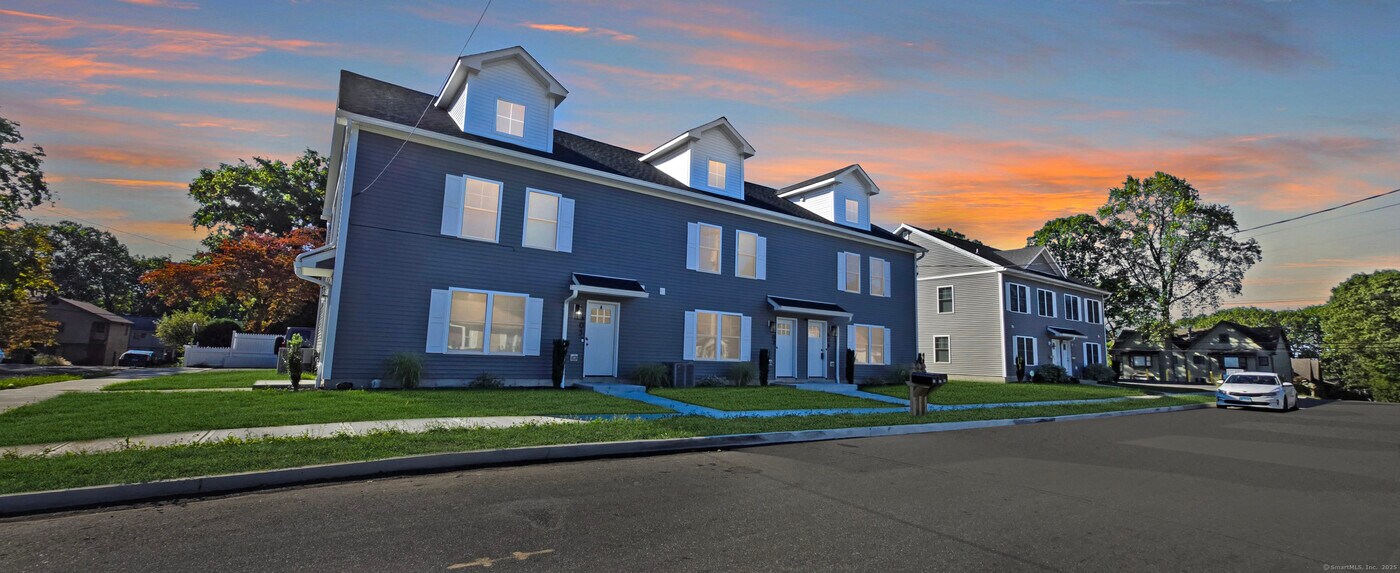 409 Woodmont Ave in Bridgeport, CT - Building Photo