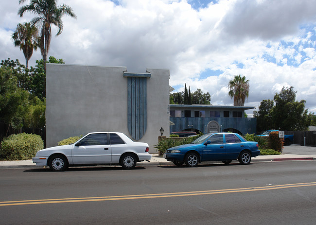 4879 Parks Ave in La Mesa, CA - Foto de edificio - Building Photo