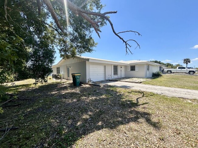 22425 Olean Blvd in Port Charlotte, FL - Foto de edificio - Building Photo