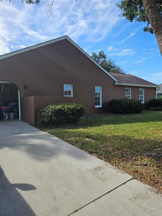 417 Lake of the Woods Dr in Venice, FL - Building Photo