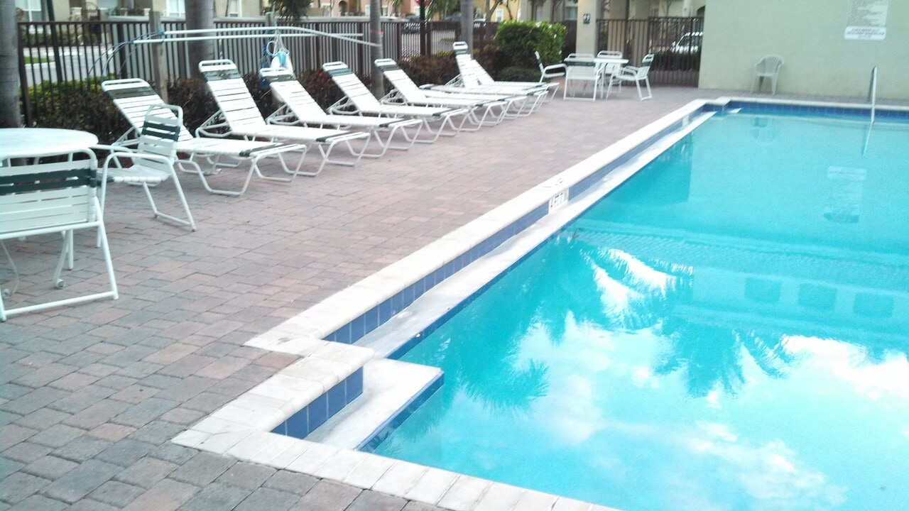9151 Lime Bay Blvd, Unit 102 in Tamarac, FL - Building Photo