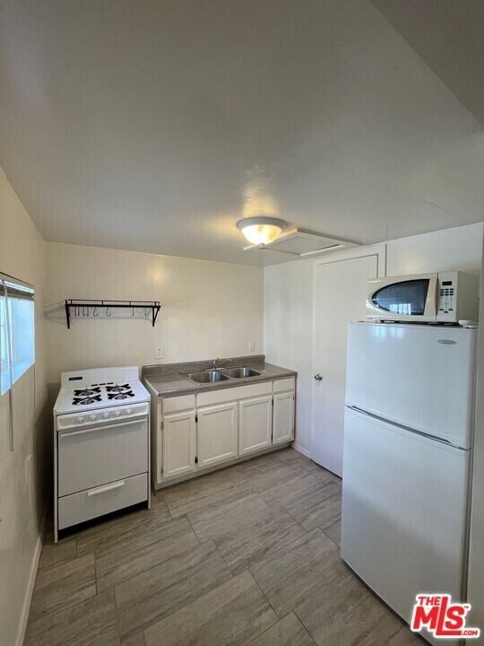 3423-3425 Walton Ave in Los Angeles, CA - Building Photo