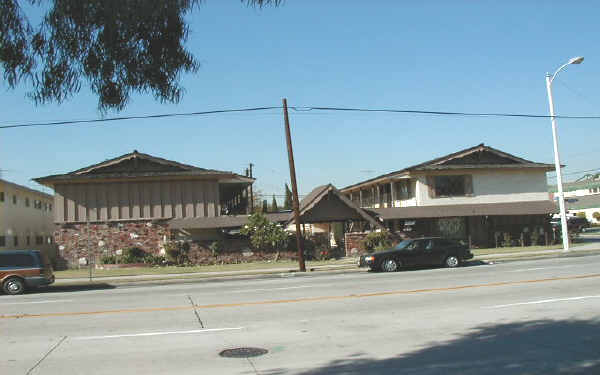 11503 Old River School Rd in Downey, CA - Foto de edificio