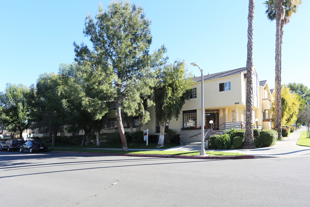 7300 Baird Ave in Reseda, CA - Building Photo