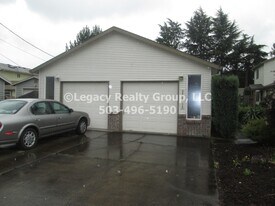 6635-6639-6639 SE 97th Ave in Portland, OR - Building Photo