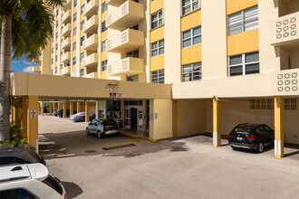 Plaza Towers North in Hallandale Beach, FL - Building Photo - Building Photo