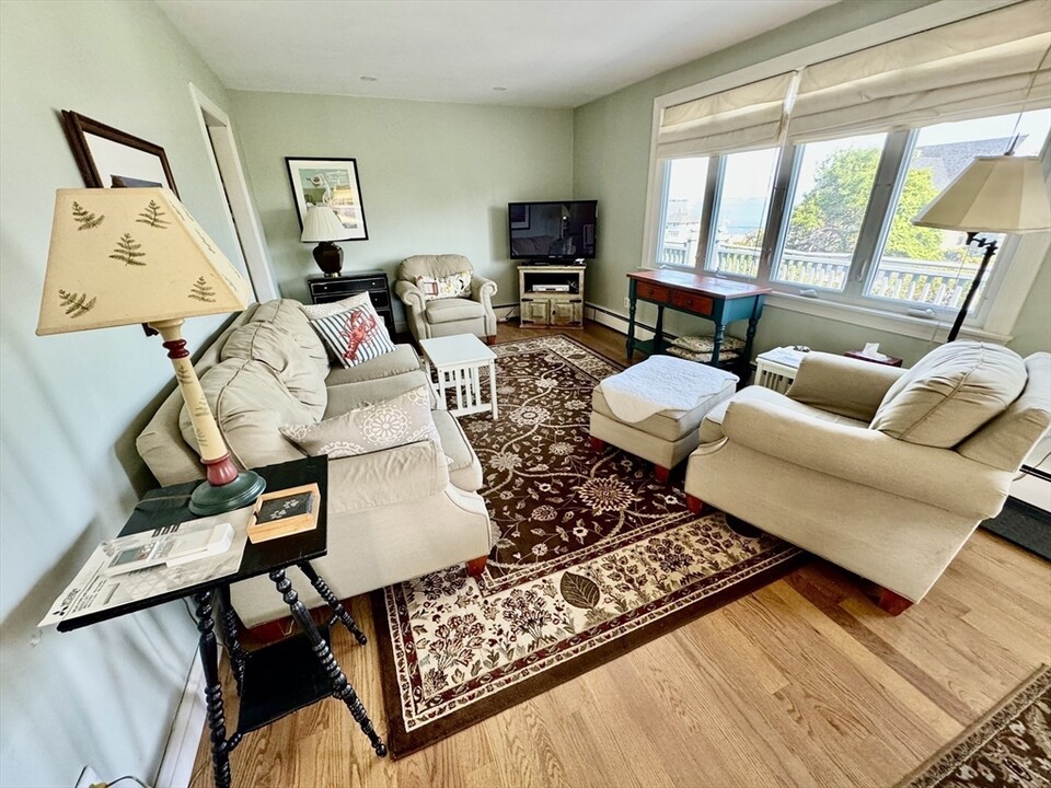10 Glover Ave in Hull, MA - Building Photo