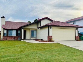 1532 Michelle Ave in Lancaster, CA - Building Photo