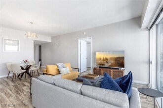 4471 Dean Martin Dr in Las Vegas, NV - Foto de edificio - Building Photo