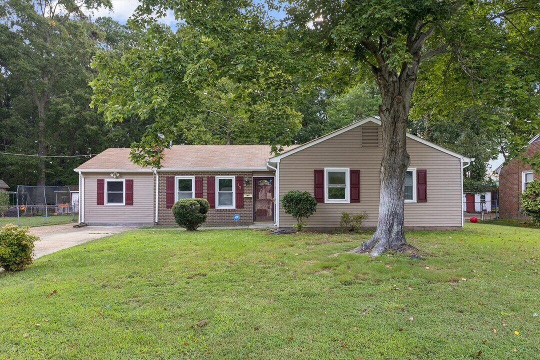 12 Chowan Pl in Newport News, VA - Building Photo