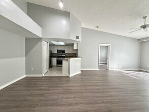 1100 Crestwood Ct S in Royal Palm Beach, FL - Foto de edificio - Building Photo