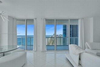 6365 Collins Ave, Unit 2403 in Miami Beach, FL - Building Photo - Building Photo