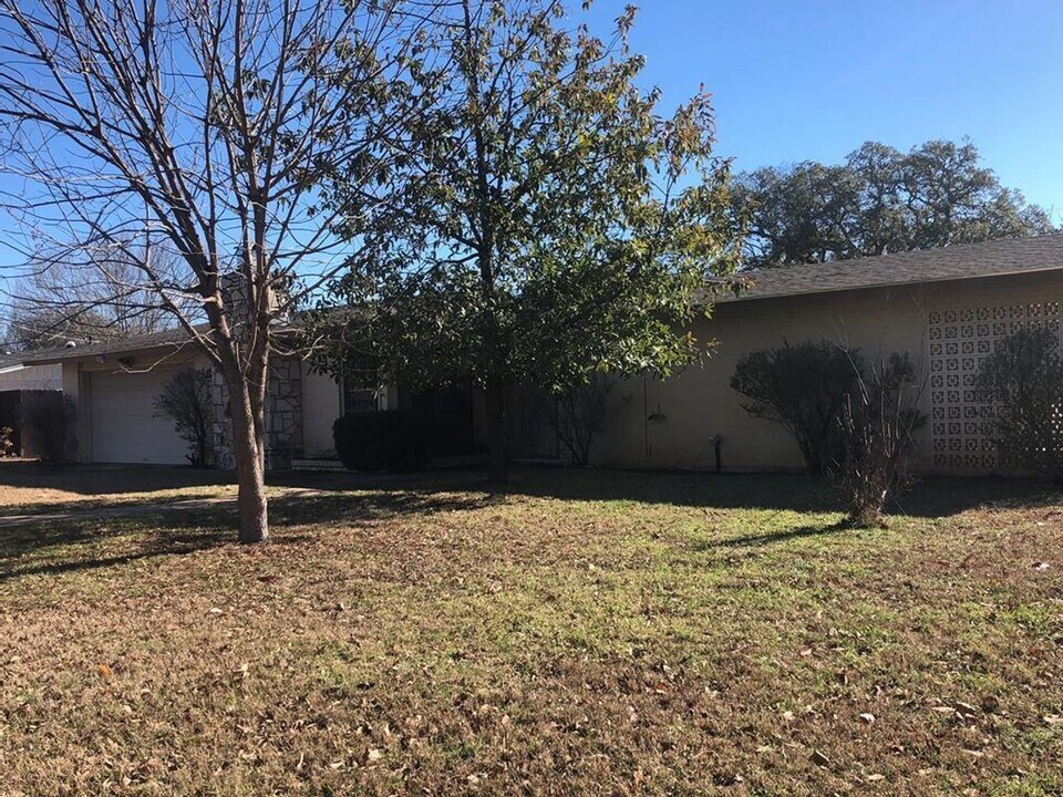 605 Cardinal Dr in Kerrville, TX - Building Photo