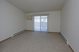 Woodstone & Cutters Grove Apartments in Fargo, ND - Building Photo - Interior Photo