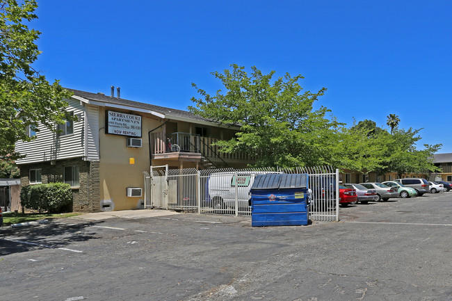 Sierra Court Apartments in Sacramento, CA - Foto de edificio - Building Photo