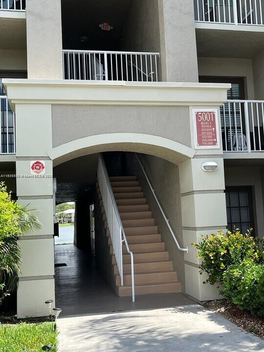 5001 Wiles Rd in Coconut Creek, FL - Building Photo