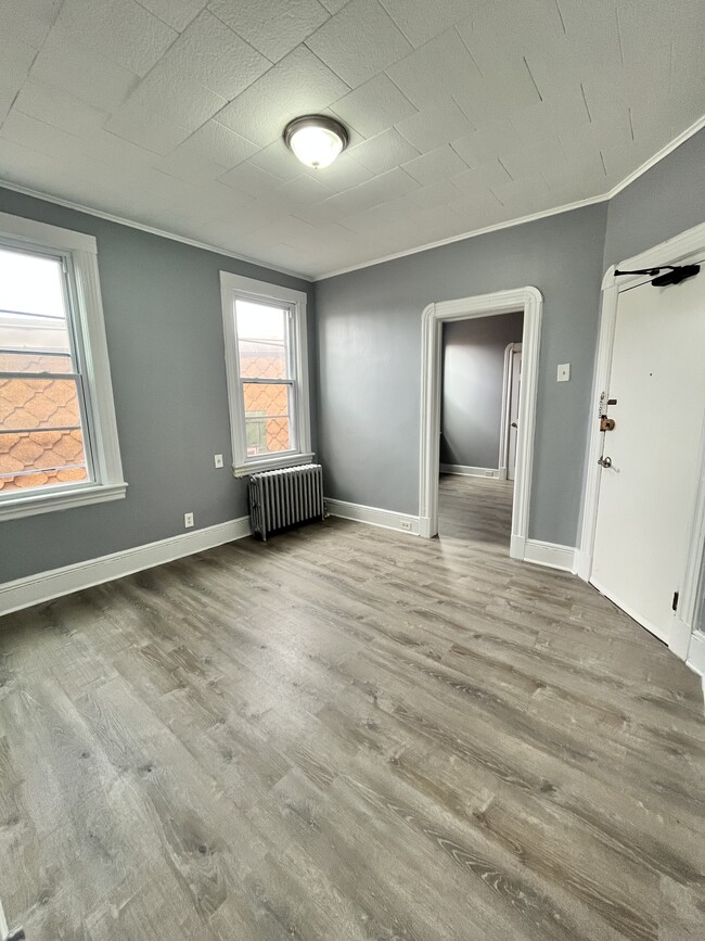 53 Montrose Ave, Unit 4 in Jersey City, NJ - Building Photo - Building Photo
