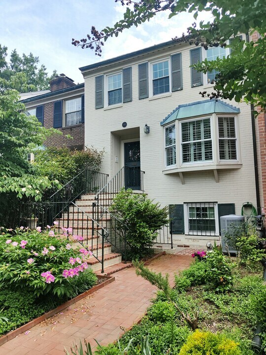 1707 Belle Haven Rd in Alexandria, VA - Building Photo