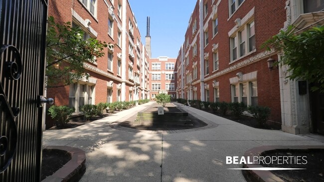 542 W Surf St, Unit 1
