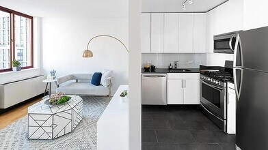 444 W 35th St in New York, NY - Building Photo - Building Photo