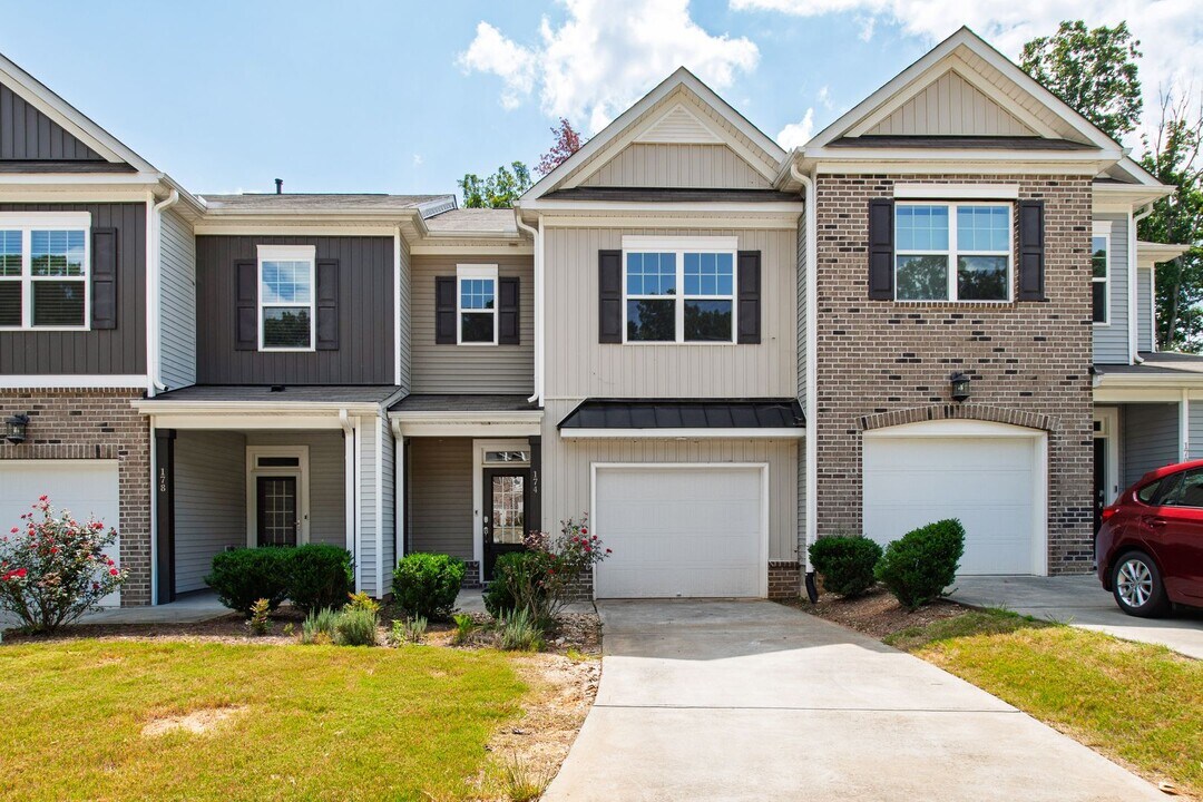 174 Walking Path Pl in Hillsborough, NC - Building Photo