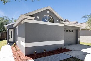 5611 Tanagergrove Way in Lithia, FL - Building Photo