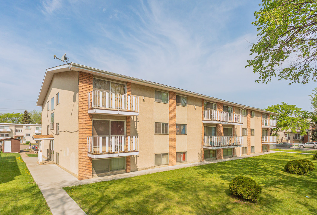 NAITside Court III Apartments in Edmonton, AB - Building Photo