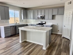 14661 Bison Ln in Fontana, CA - Building Photo - Building Photo