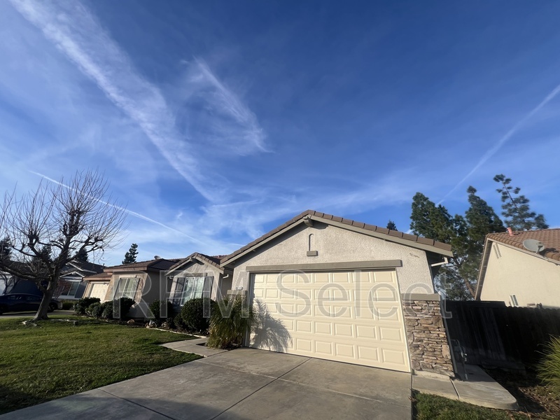 8420 Merry Hill Way in Elk Grove, CA - Building Photo