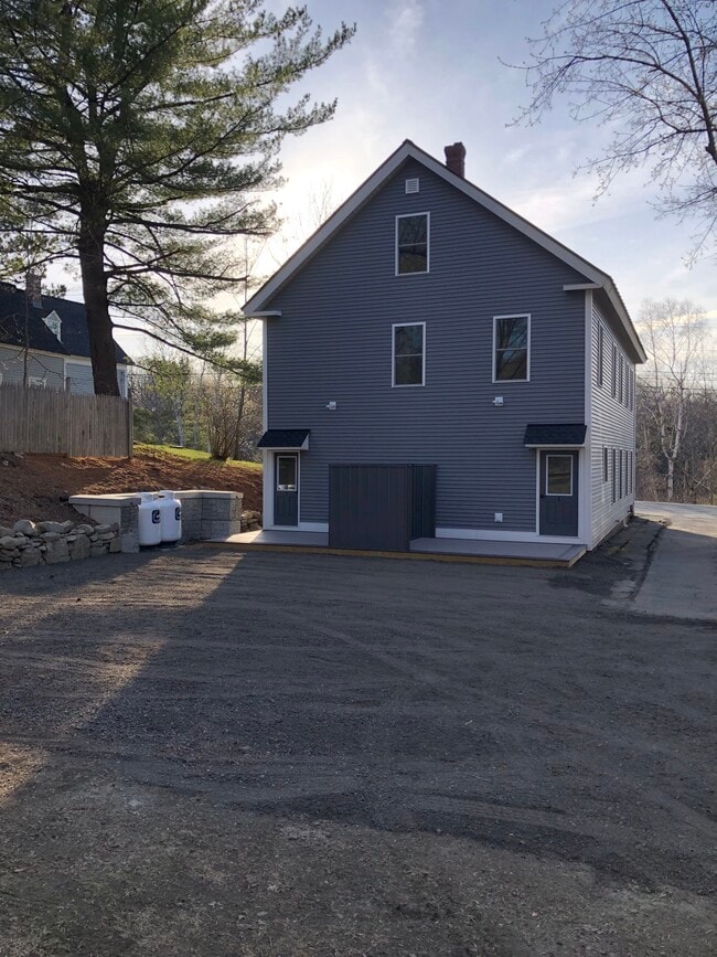 556 Water St, Unit #2 in Gardiner, ME - Building Photo - Building Photo