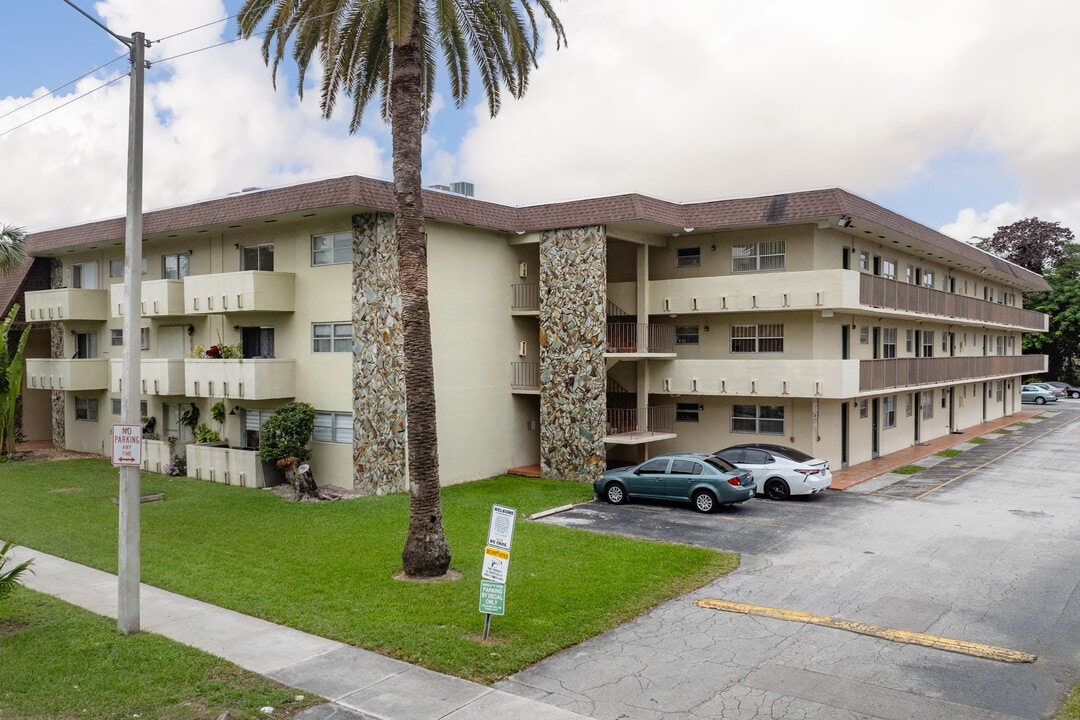 Dadeland Park Condo in Miami, FL - Building Photo